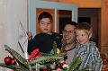 2013-12-14 Zelie mange du pain, les garcons decore le sapin 027